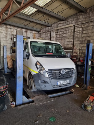 Narrow short post lift - , car