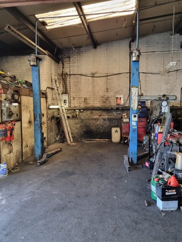 Narrow short post lift car - ,