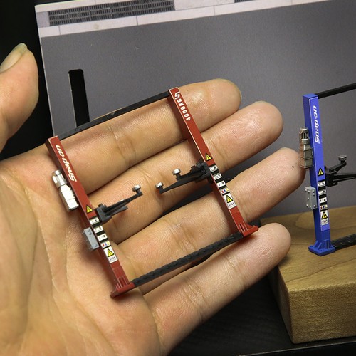 Two post car lift - 1/64,
